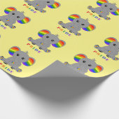 LGBTQゲイプライド – 虹の旗を持つ可愛い象 ラッピングペーパー (角)