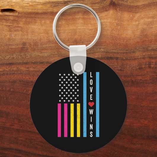 LGBTQパンセクシャルプライドラブがアメリカ国旗を獲得 キーホルダー (正面)