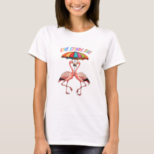 LGBTQフラミンゴが虹の下で優雅に立つ Tシャツ