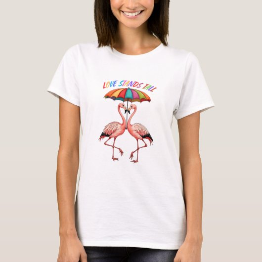 LGBTQフラミンゴが虹の下で優雅に立つ Tシャツ (正面)