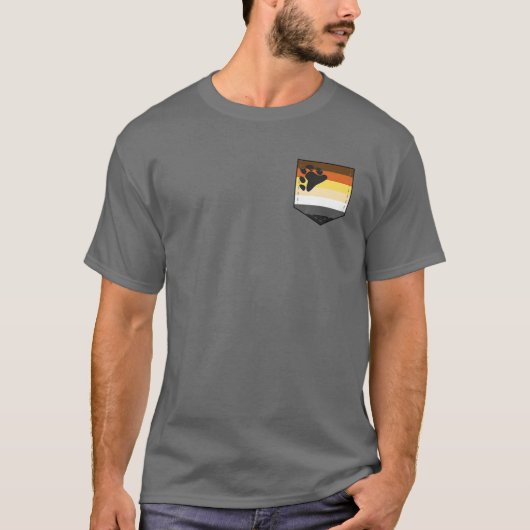 LGBTQベアプライドフラッグポケット – LGBTQIAベア Tシャツ (正面)