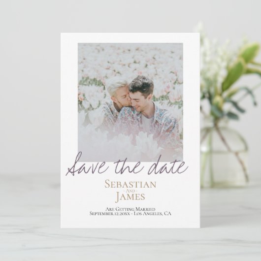 LGBTQレインボーフォトの日付をパーソナライズされた保存 セーブザデート (スタンド正面)