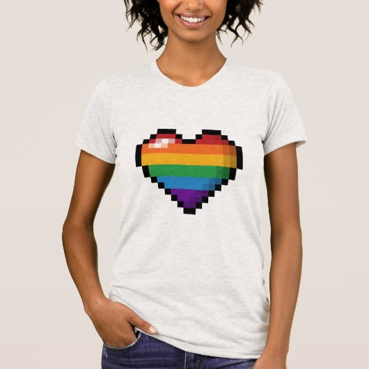 LGBTQレインボーフラグの大きいピクセルハートデザイン Tシャツ (正面)