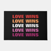 LGBTQレズビアンプライド愛が勝カスタムつ文字 ドアマット (正面)