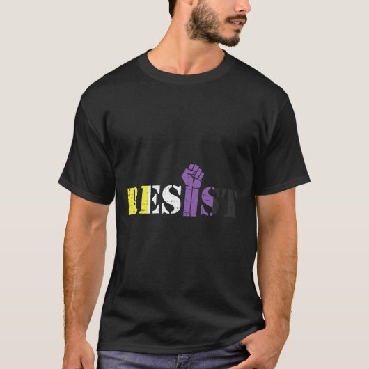 Lgbtq非バイナリー国旗Gを掲げた最初の抗議に抵抗 Tシャツ (正面)