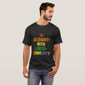 LGBTQ+コミュニティとの連帯を誇りに思う Tシャツ (正面フル)