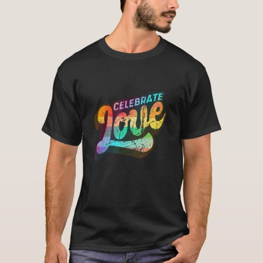 LGBTQ+ サポート 愛を祝おう ヴィンテージエディション Tシャツ (正面)