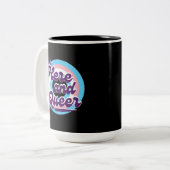 LGBTQ:トランスジェンダー国旗 – ここに同性愛者 ツートーンマグカップ (正面左)