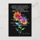 LGBTQ ユーモラスな 結婚式日程変更 Petals & Pride エンクロージャーカード (裏面)