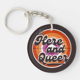 LGBTQ:レズビアン国旗 – ここに同性愛者 キーホルダー