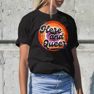 LGBTQ:レズビアン国旗 – ここに同性愛者 Tシャツ
