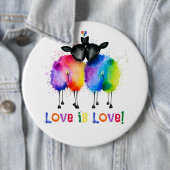 LGBTQ 二頭の虹色の羊 Love Is Love 缶バッジ (インサイチュ)