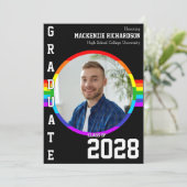 LGBTQ+ 学生の虹色の卒業おめでとう! 現代的な虹色の卒業パーティーの招待状。LGBTQ+ の学 招待状 (スタンド正面)