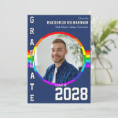 LGBTQ+ 学生の虹色の卒業おめでとう！ 現代的な虹色の卒業パーティーの招待状。LGBTQ+ の学 招待状 (スタンド正面)
