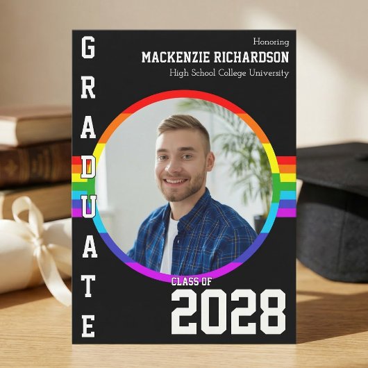 LGBTQ+ 学生の虹色の卒業おめでとう! 現代的な虹色の卒業パーティーの招待状。LGBTQ+ の学 招待状