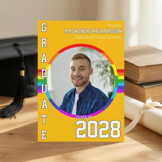 LGBTQ+ 学生の虹色の卒業おめでとう! 現代的な虹色の卒業パーティーの招待状。LGBTQ+ の学 招待状