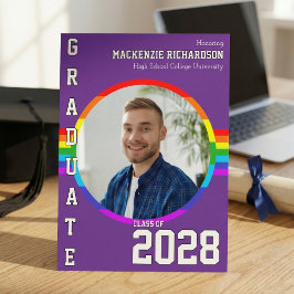 LGBTQ+ 学生の虹色の卒業おめでとう！ 現代的な虹色の卒業パーティーの招待状。LGBTQ+ の学 招待状