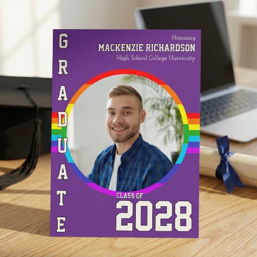 LGBTQ+ 学生の虹色の卒業おめでとう! 現代的な虹色の卒業パーティーの招待状。LGBTQ+ の学 招待状