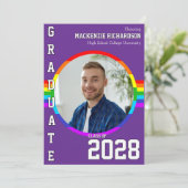 LGBTQ+ 学生の虹色の卒業おめでとう! 現代的な虹色の卒業パーティーの招待状。LGBTQ+ の学 招待状 (スタンド正面)