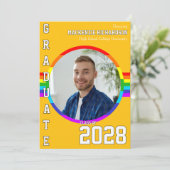 LGBTQ+ 学生の虹色の卒業おめでとう! 現代的な虹色の卒業パーティーの招待状。LGBTQ+ の学 招待状 (スタンド正面)