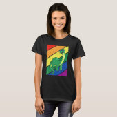 LGBTQ Flag Gay Pride Month Rainbow Dinosaurs LGBT  Tシャツ (正面フル)