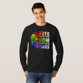 LGBTQ Frees Mom Hugs Gay Pride LGBTQ Rainbow Mothe Tシャツ (正面フル)