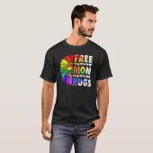 LGBTQ Frees Mom Hugs Gay Pride LGBTQ Rainbow Mothe Tシャツ (正面フル)