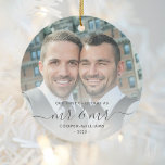 LGBTQ Keepsake氏とLGBTQ Keepsake氏の初めてのクリスマス セラミックオーナメント<br><div class="desc">この美しい記念初めてのクリスマスで結婚のモダンオーナメントを祝う。木炭の灰色の読文字「Mr & Mrとしての私たちの初めてのクリスマス」と書き物の中に書かれた「Mr & Mrエレガント」が前後に花開く。サンプル画像を写真に置き換お気に入りのえ、姓と年を追加する。白のグラデーションフ救済ィルタが文字をポップ・アートの作成</div>