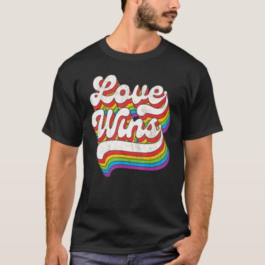 LGBTQ Love Wins Gay Pride LGBT Rainbow Flag Retro  Tシャツ (正面)