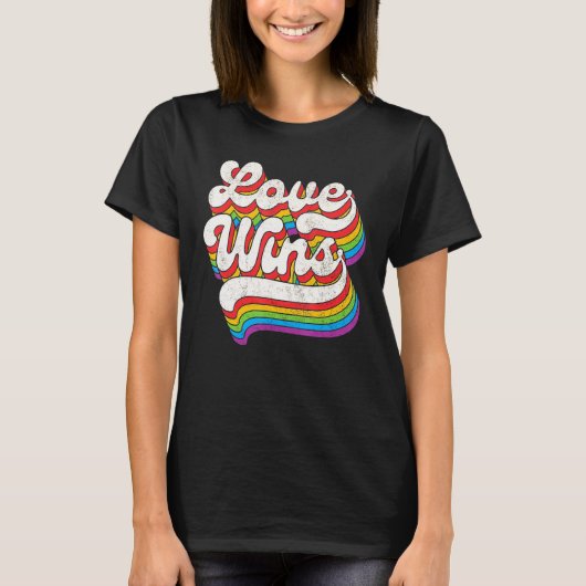 LGBTQ Love Wins Gay Pride LGBT Rainbow Flag Retro  Tシャツ (正面)