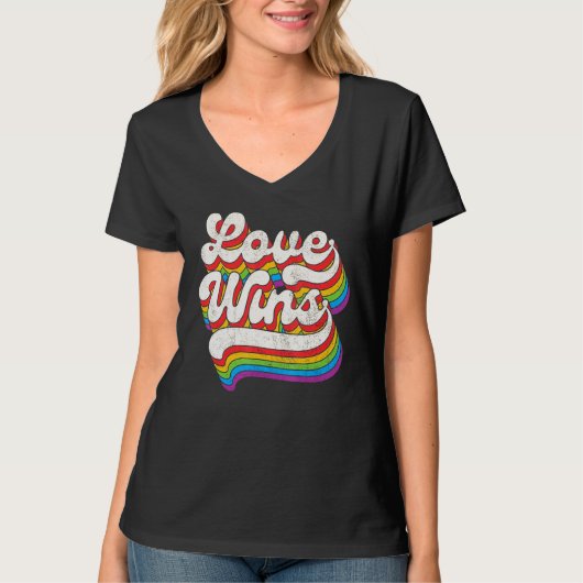 LGBTQ Love Wins Gay Pride LGBT Rainbow Flag Retro  Tシャツ (正面)