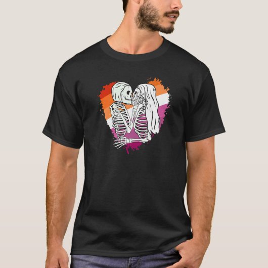 LGBTQ Pride flag skeletons kissing a Lesbian skele Tシャツ (正面)