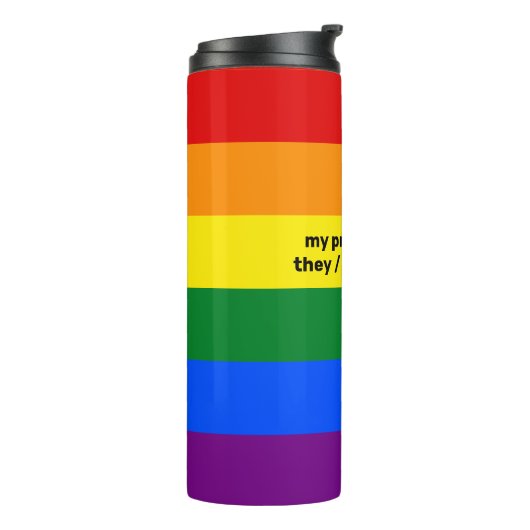 LGBTQI+プライドレイボウ国旗(代名詞あり) タンブラー (回転左)