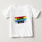 LGBTQIA愛が常に虹を勝ち取るプライド クール ベビーTシャツ (正面)