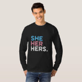 LGBTQIA ノンバイナリー代名詞 She Her Hers Tシャツ (正面フル)