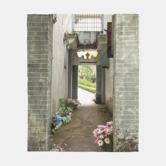 Li Gardenシリーズ: 花の回廊  フリースブランケット (正面)