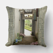 Li Garden Series: Blossoms & Echoes  クッション (正面)