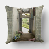 Li Garden Series: Corridors of Serenity  クッション (裏面)