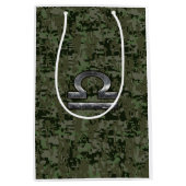 Libra〔占星術の〕十二宮図サインオンオリーブグリーンデジタル迷彩柄 ミディアムペーパーバッグ (正面)