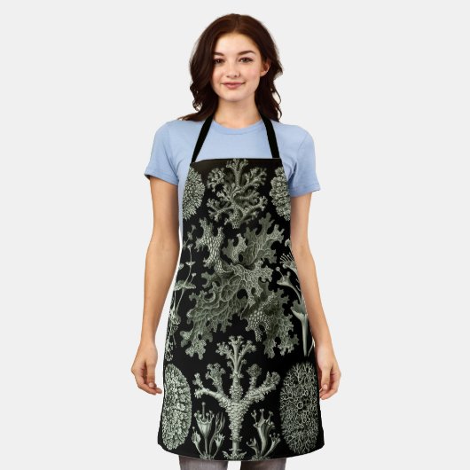 Lichen by Ernst Haeckel、ヴィンテージ自然工場 エプロン (着用した状態)