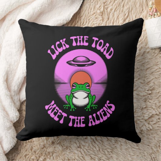 Lick the Toad Meet the Alien – Funny UFO Frog  クッション (ブランケット)