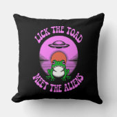 Lick the Toad Meet the Alien – Funny UFO Frog  クッション (正面)