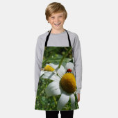 Lieveheersbeestje op margriet in de natuur. エプロン (着用した状態)