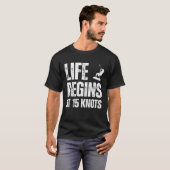 Life begins at 15 knots kitesurfing sport hobby qu tシャツ (正面フル)