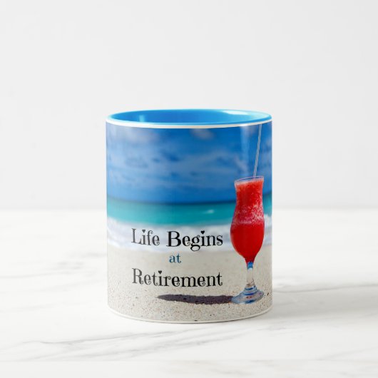 Life Begins at Retirement ツートーンマグカップ (中央)