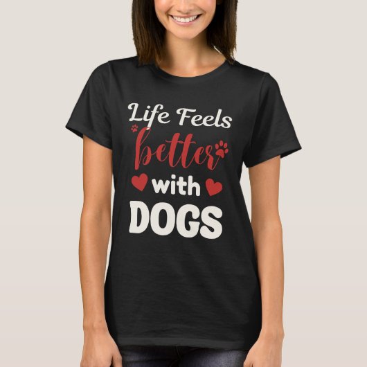 Life Feels Better With Dogs – Valentine Love Quote Tシャツ (正面)