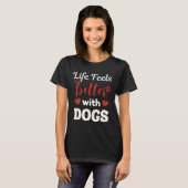 Life Feels Better With Dogs – Valentine Love Quote Tシャツ (正面フル)