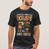 Life Hands You Scraps Make Quilts Sewing Knitting  Tシャツ (正面)