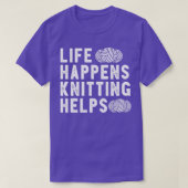 Life Happens Knitting Helps Funny Gift For Crochet Tシャツ (デザイン正面)