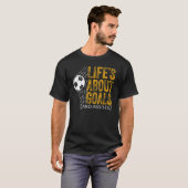 Life Is About Goals And Assists Futbol Soccer 20 Tシャツ (正面フル)